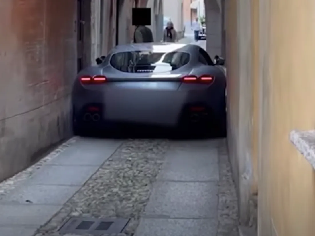 Une Ferrari Roma coincée dans une ruelle